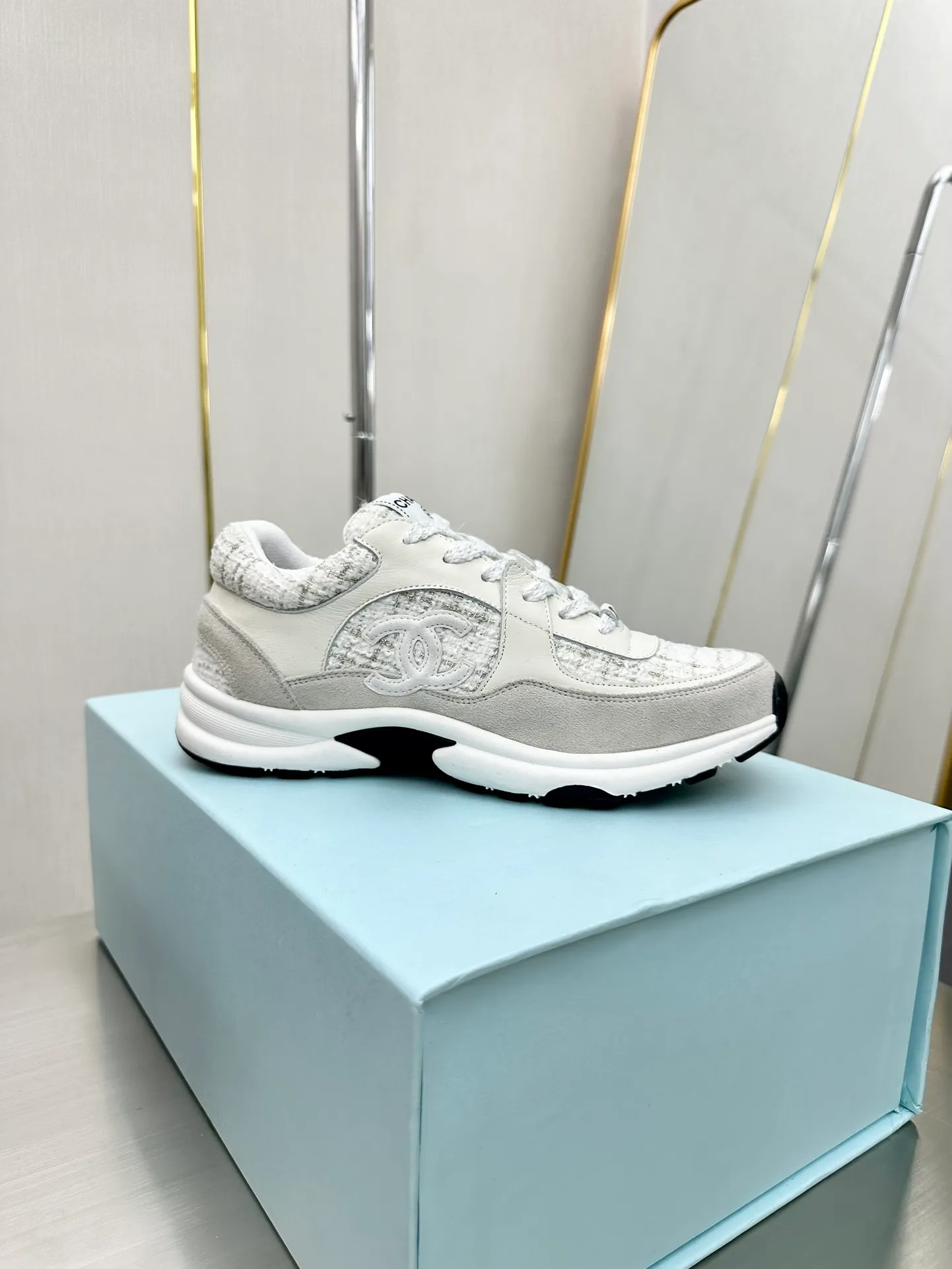 👟👟Ex-factory price 480 👟👟Chanel Chanel - 2023 counter top casual sports shoes This classic design; the upper is electro-embroidered with a variety of crafts; the outsole is fashionable and sporty; it is unusual to incorporate a variety of color matching elements... The diversified mix and match is very good-looking and versatile, casual, fashionable, sports and outdoor can be taken into account... ꫛꫀꪝ Go➫ Material: ❶Upper is made of: Original imported mercerized velvet + double-layer breathable mesh ❷Inner use: original imported breathable mesh ❸Outsole based on: original TPU combination outsole Full set of boutique packaging for women 35–41 men 38-46